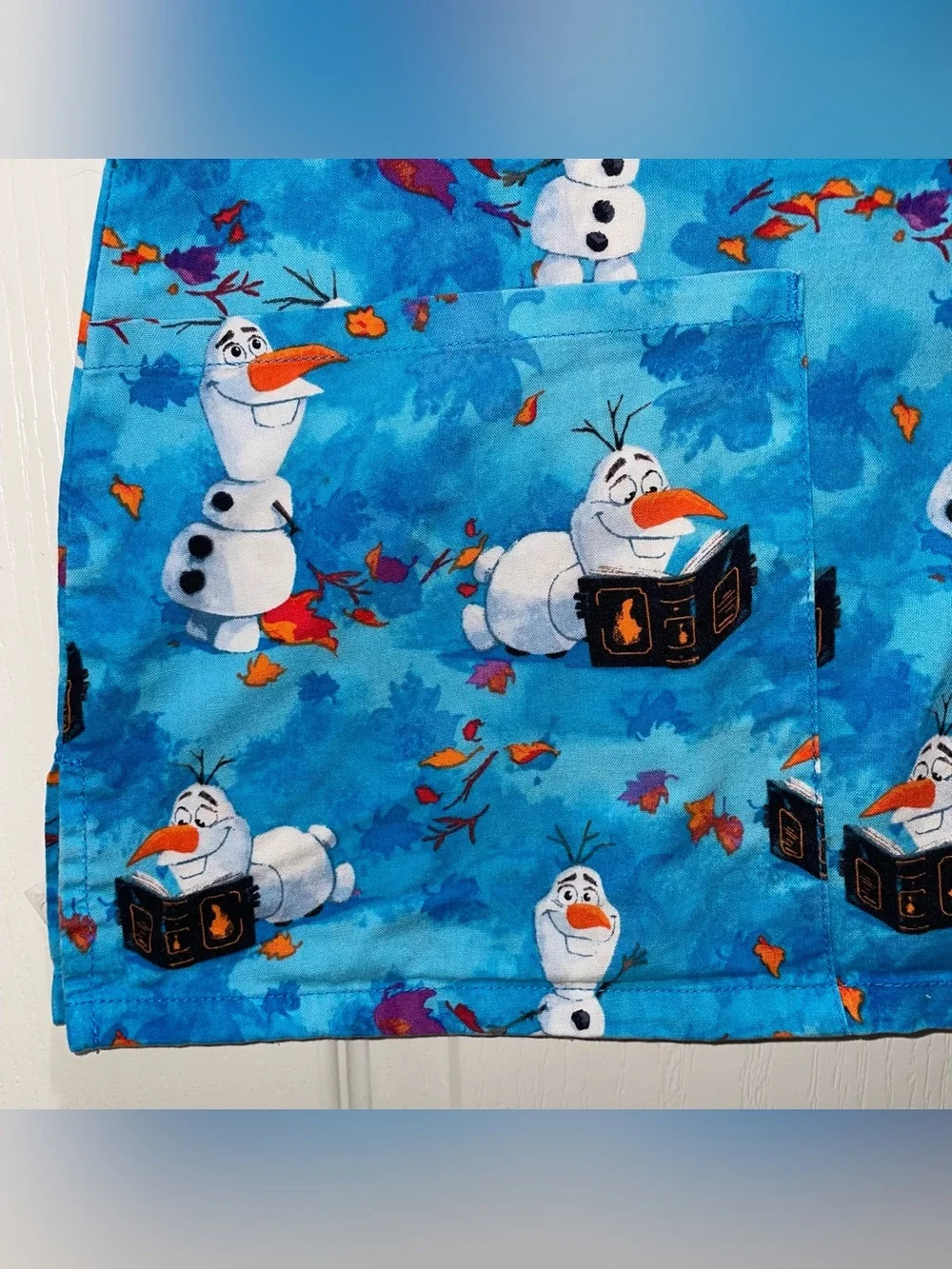 Disney Frozen Olaf Reading Fall Autumn Leaf Scrub Top 2XL Medic Nurse Dentist
